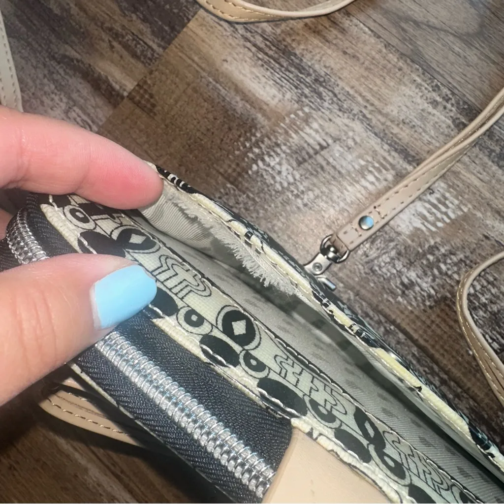 Sakroots Crossbody/Wristlet Zip Around wallet purse Black & cream print - Image 6