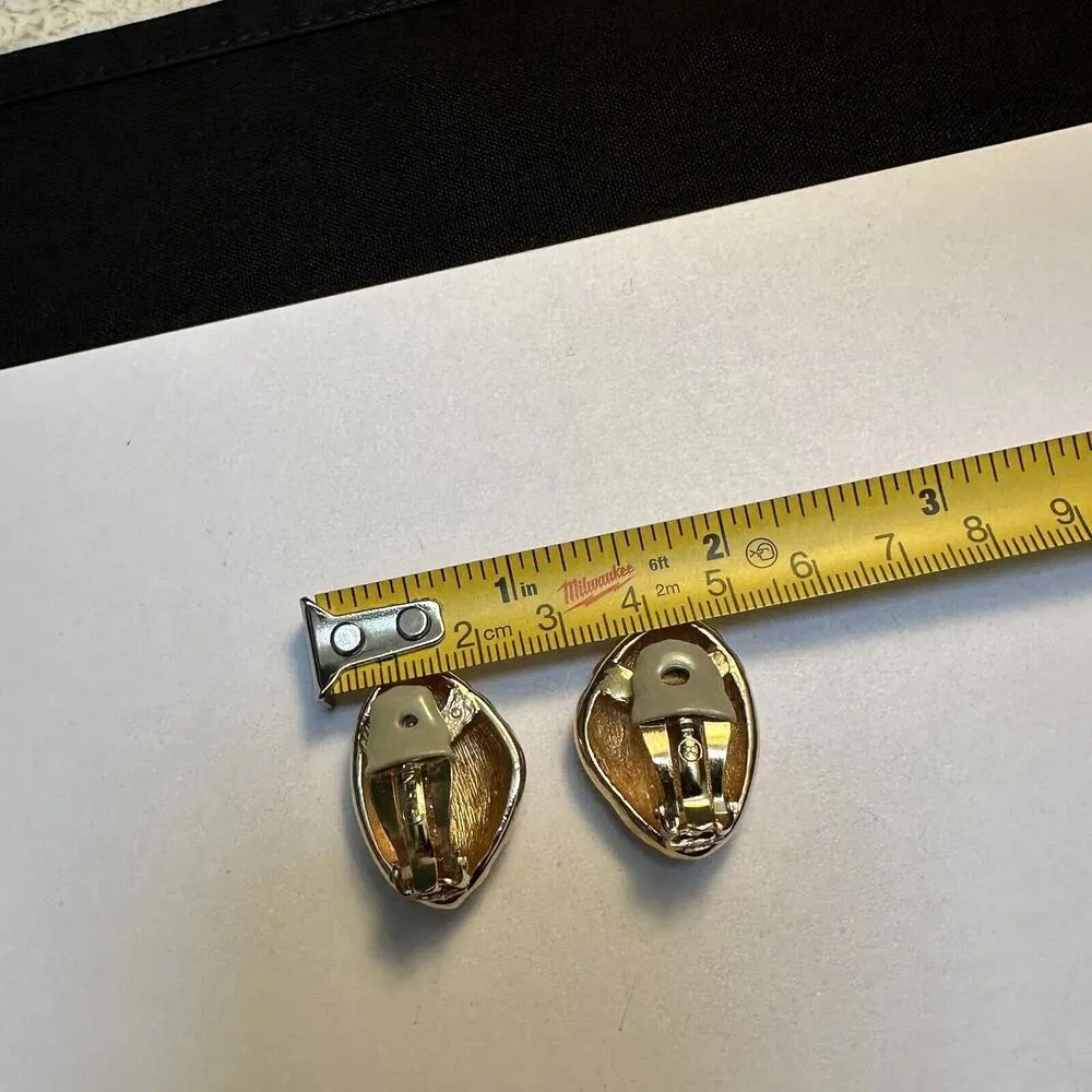 Vintage Signed Ciner Gold Tone And White Enamel Clip - Image 4