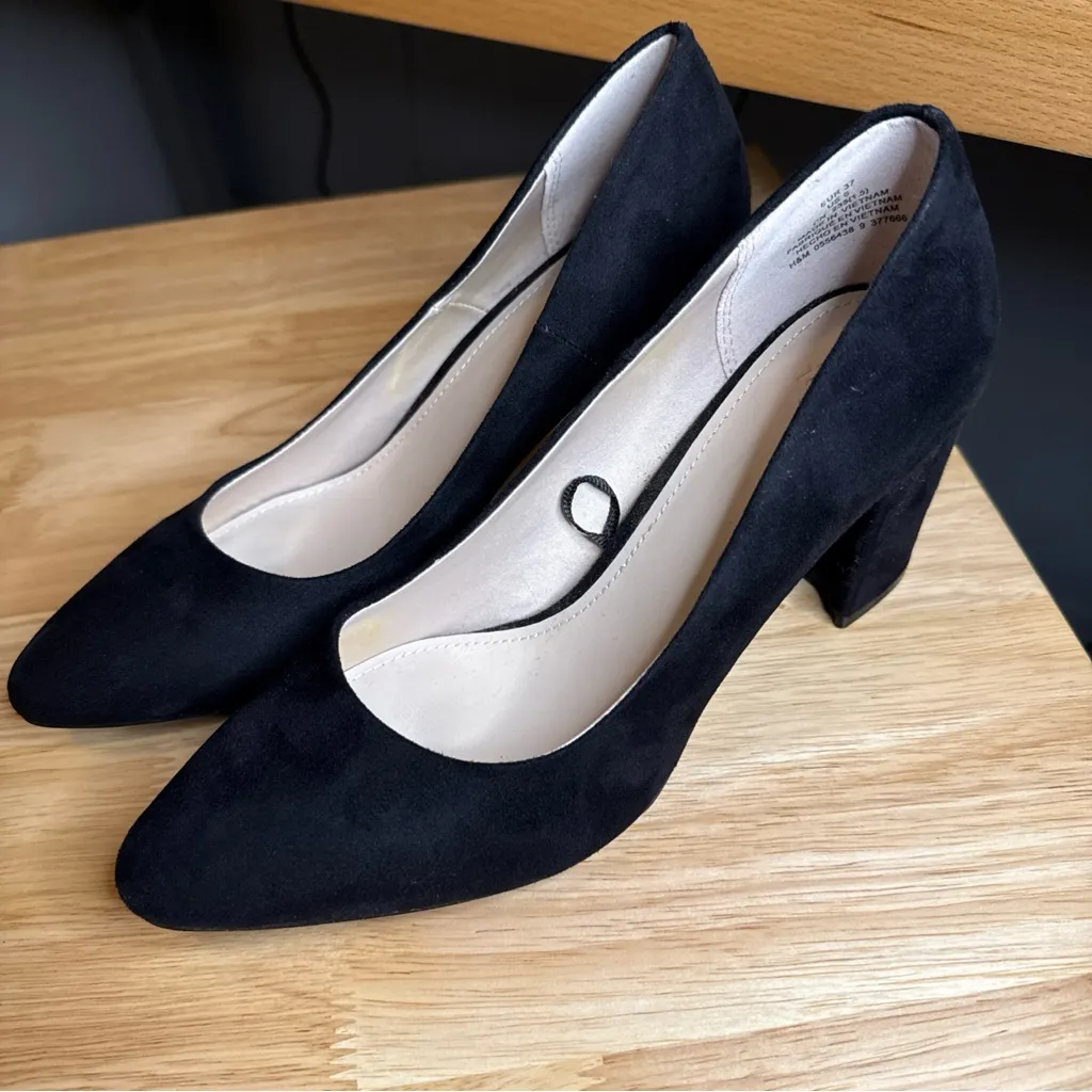 H&M Heels Womens US Size 6 (37) BLACK FAUX SUEDE pumps Y2K Grunge block heel - Image 2