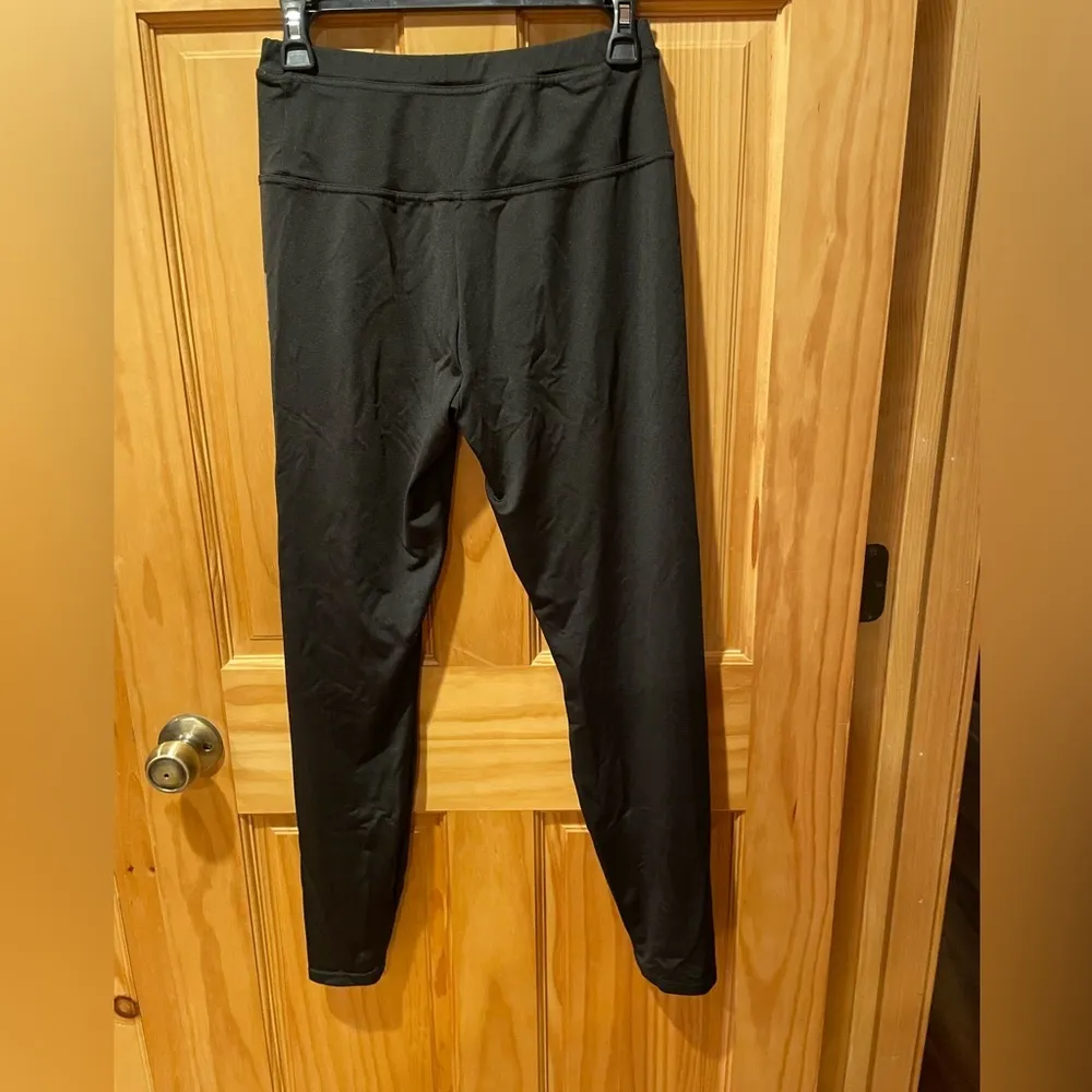 Top Golf black logo on leg women’s size M leggings used in good condition Size M - Image 2