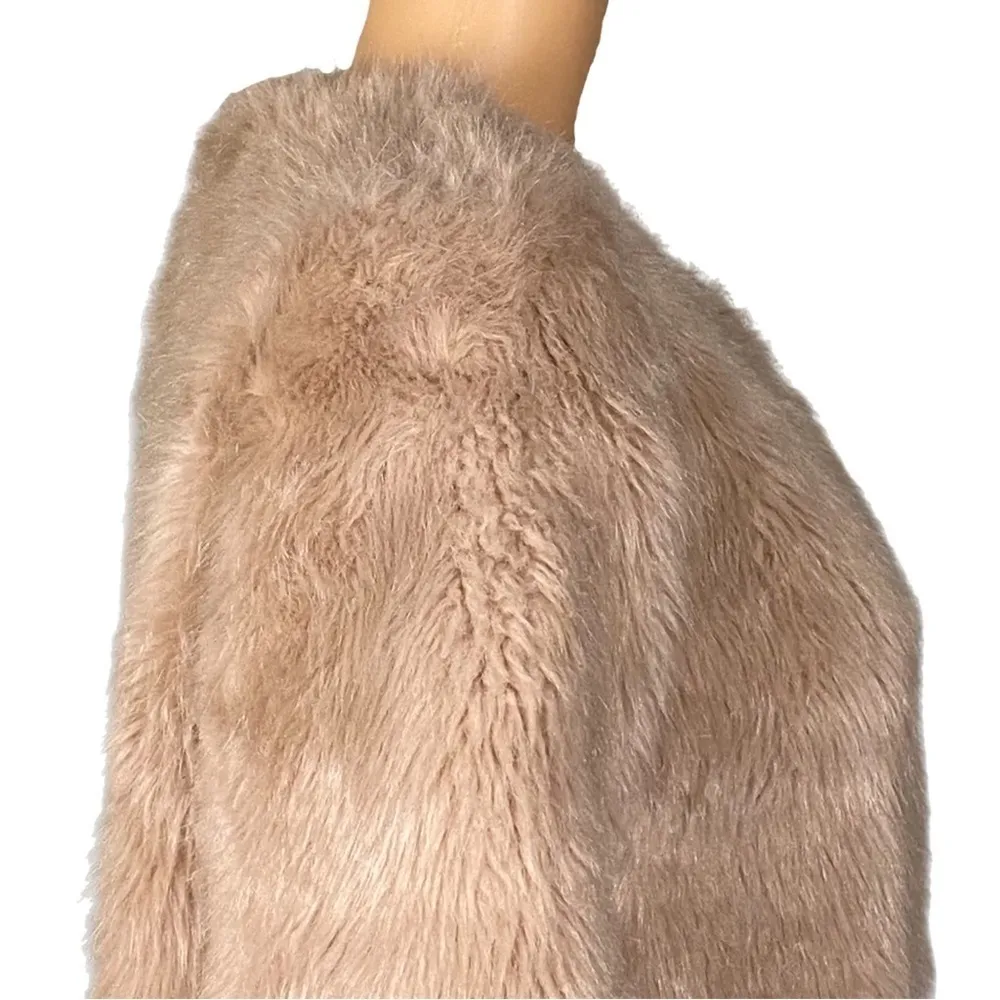 FOREVER 21 “EXCLUSIVE” tan color, faux fur jacket with POCKETS. Size Small. VGUC - Image 4