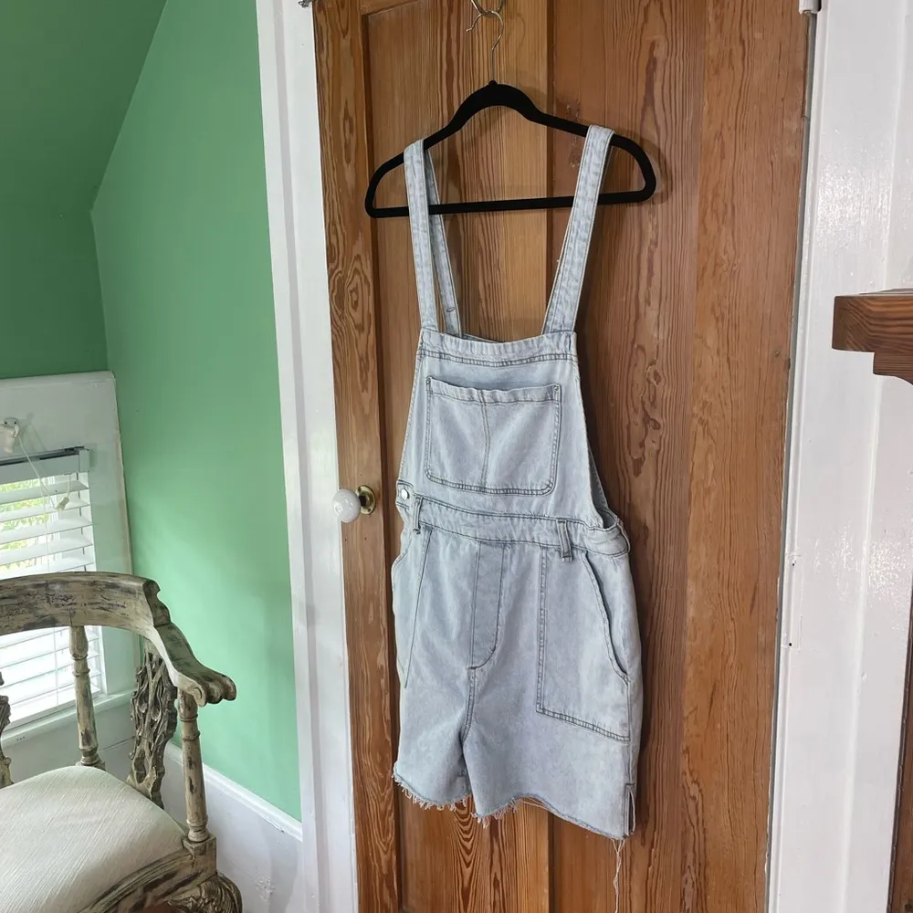 WeWoreWhat Light Wash Denim Slit Hem Raw Edge Overalls Shorts - Size Large - Image 6