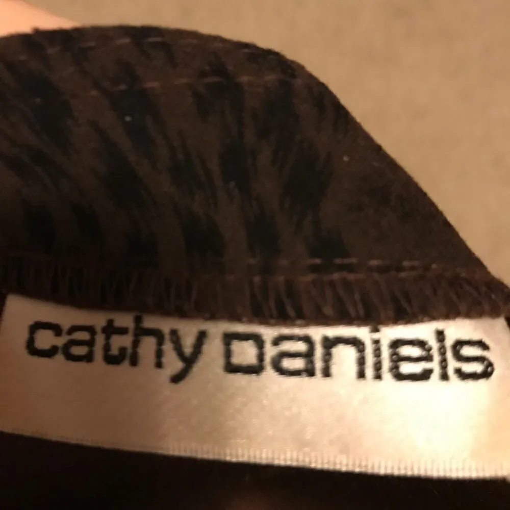 Cathy Daniels missing labels measures a large - Image 10