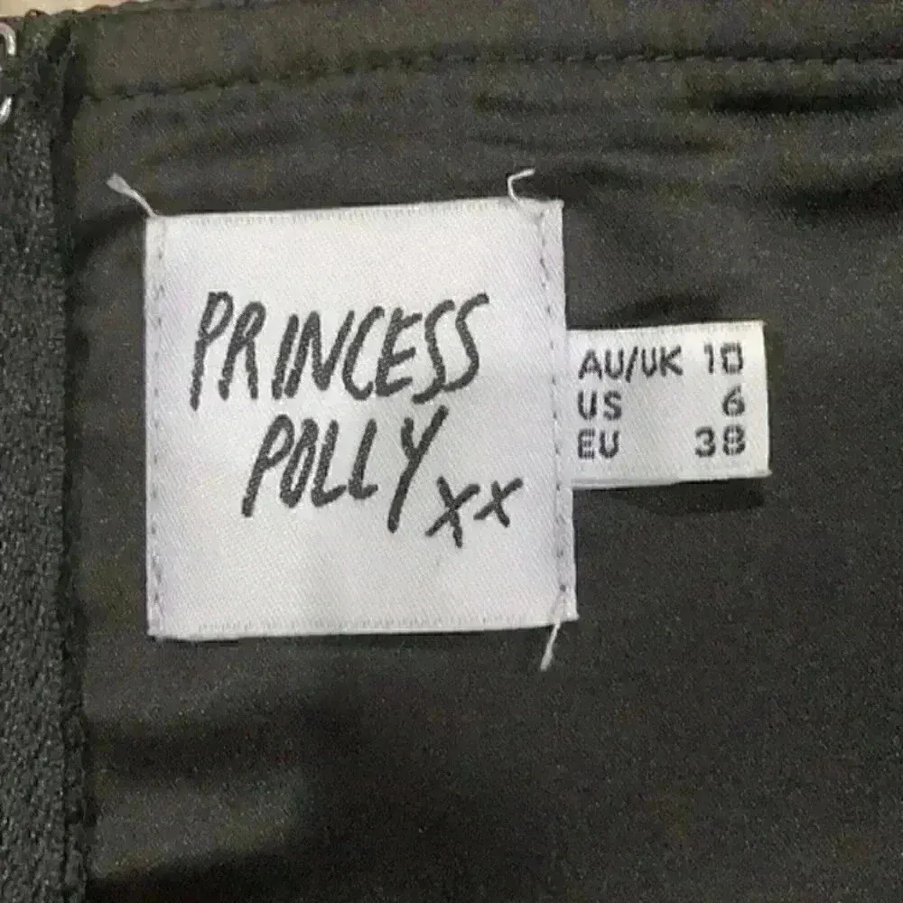 Princess Polly back satin feeling lace front top in size 6 - Image 4