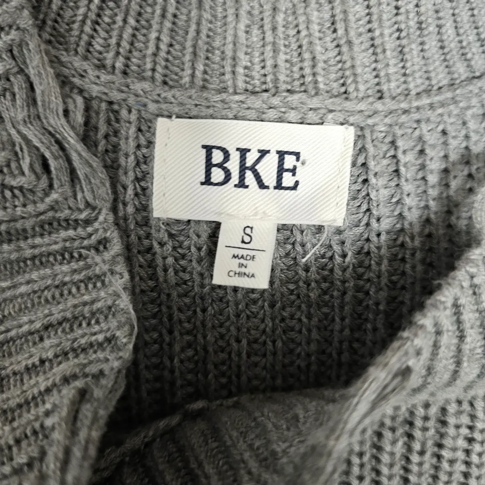 BKE Gray Distressed Sweater Tank Top Size Small - Image 6