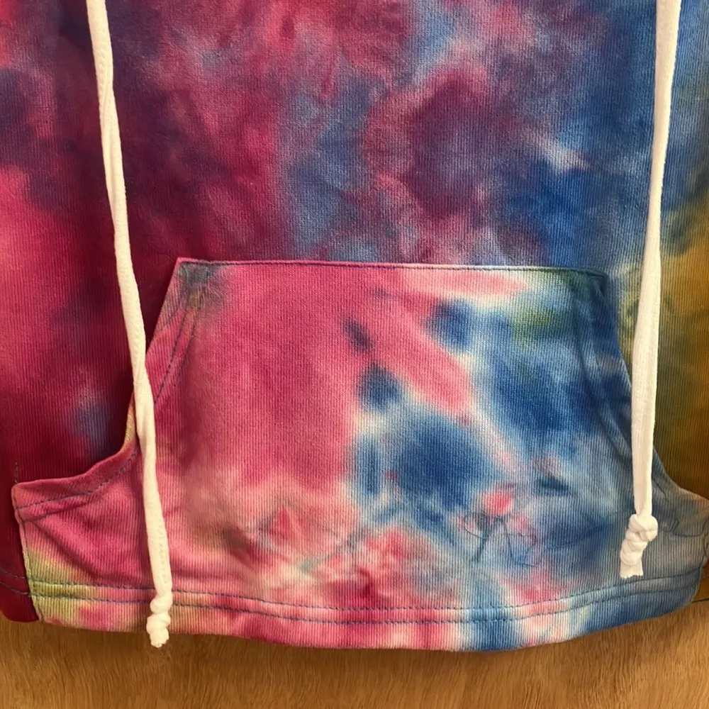 Tye dye short sleeve cropped hoodie top woman’s size large - Image 3
