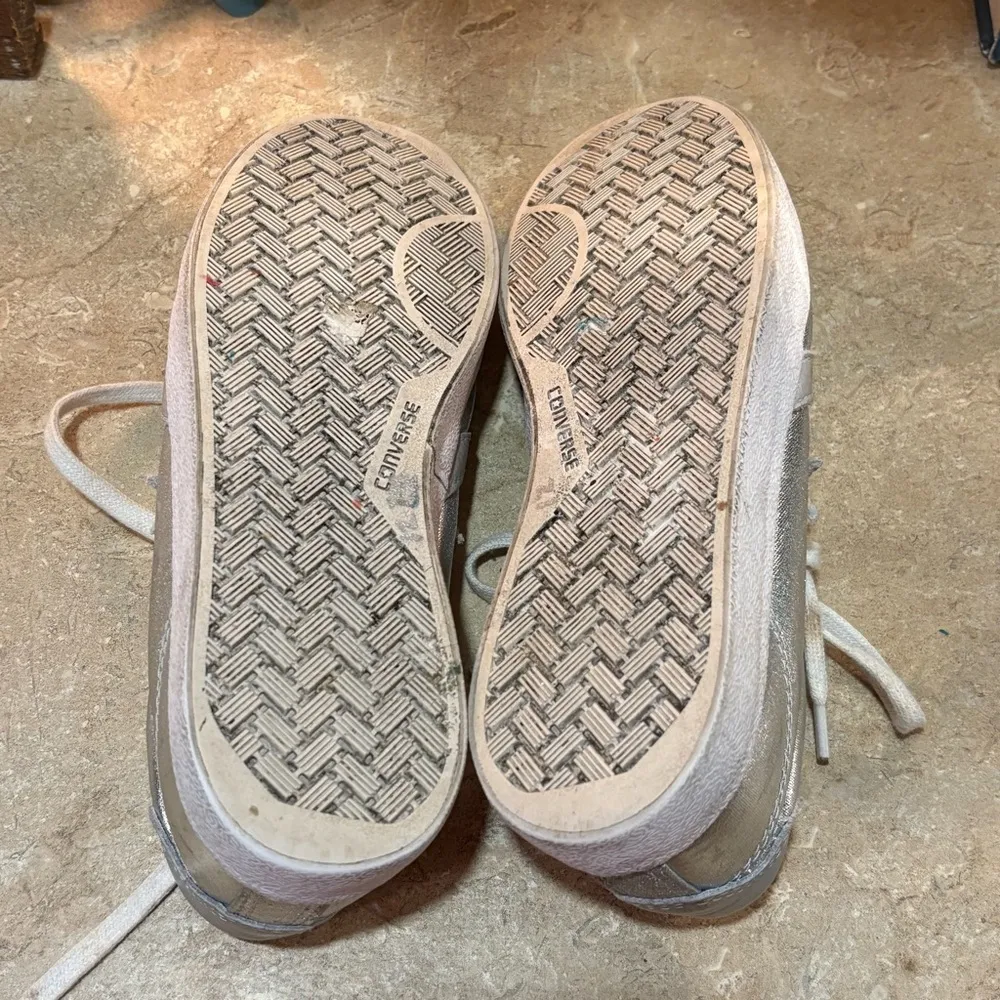 Converse silver sneakers women’s size 6 - Image 9