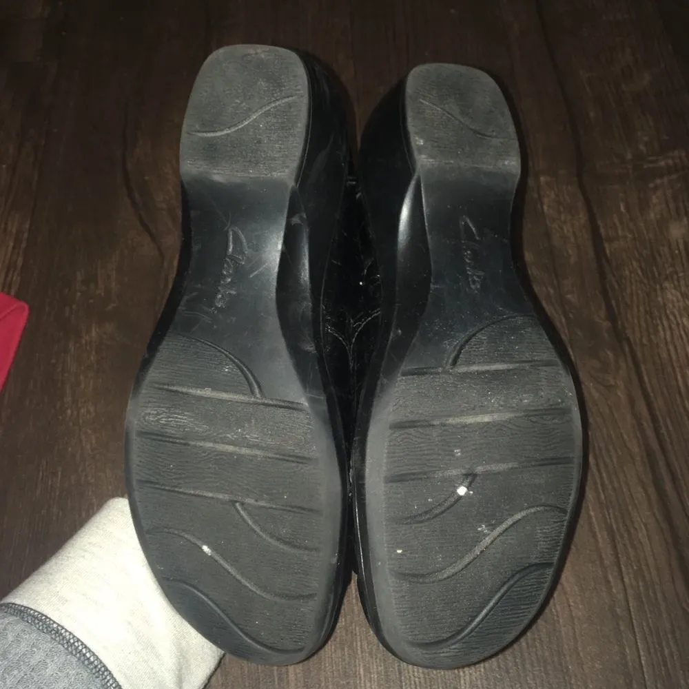 Clarks  shiny crocodile pattern heeled black slip on shoes - Image 2