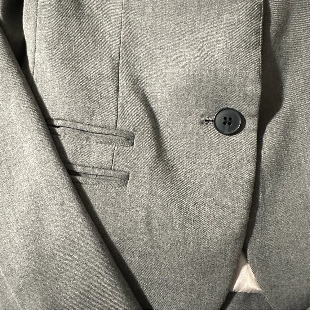 H&M women's fitted blazer size 2, grey - Image 4
