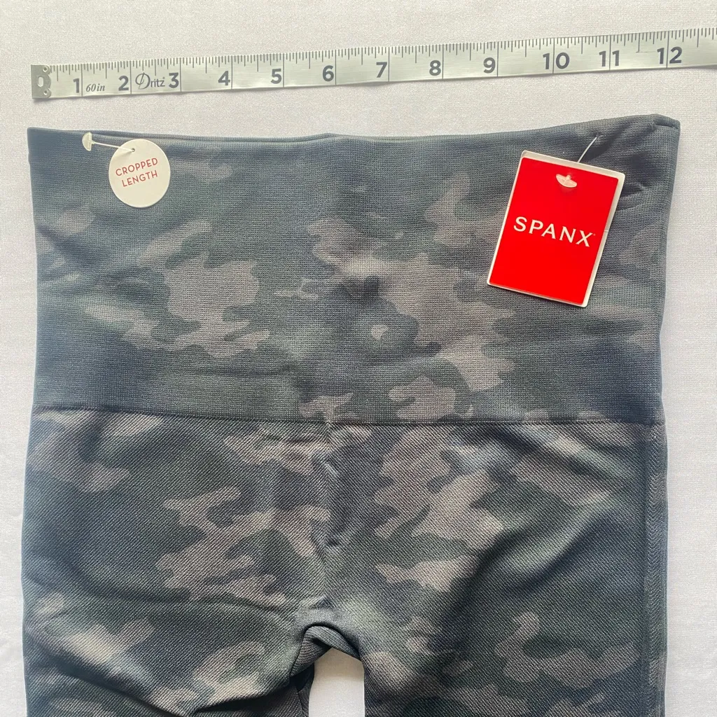 Spanx Seamless Women’s‎ Black Camo Cropped Length LeggingsSize M - Image 6