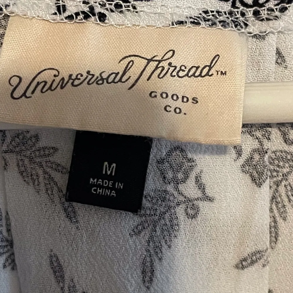 Universal Threads sleeveless shirt sz M - Image 3