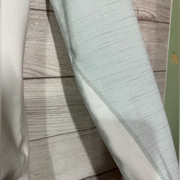 Athleta  Long Sleeve Workout Top Size Medium‎ Woman’s - Image 4