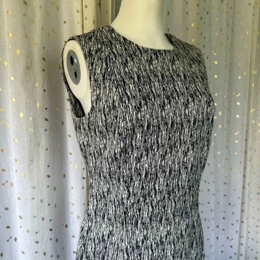 Calvin Klein Women's Sleeveless Black White Stretched Textured Shift Dress 8 - Image 3