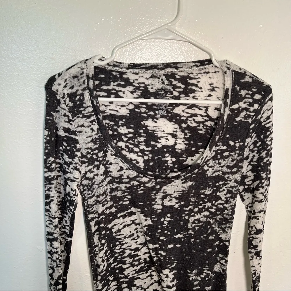 GO Couture Thermal Top Gray White Tie Dye - Image 2