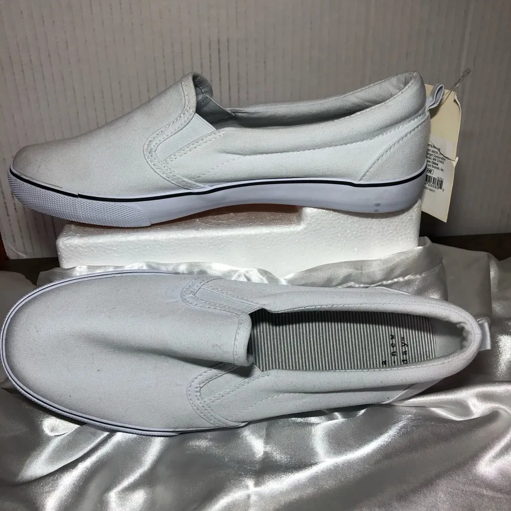 A New Day women’s size 9W white canvas slip ons - Image 3