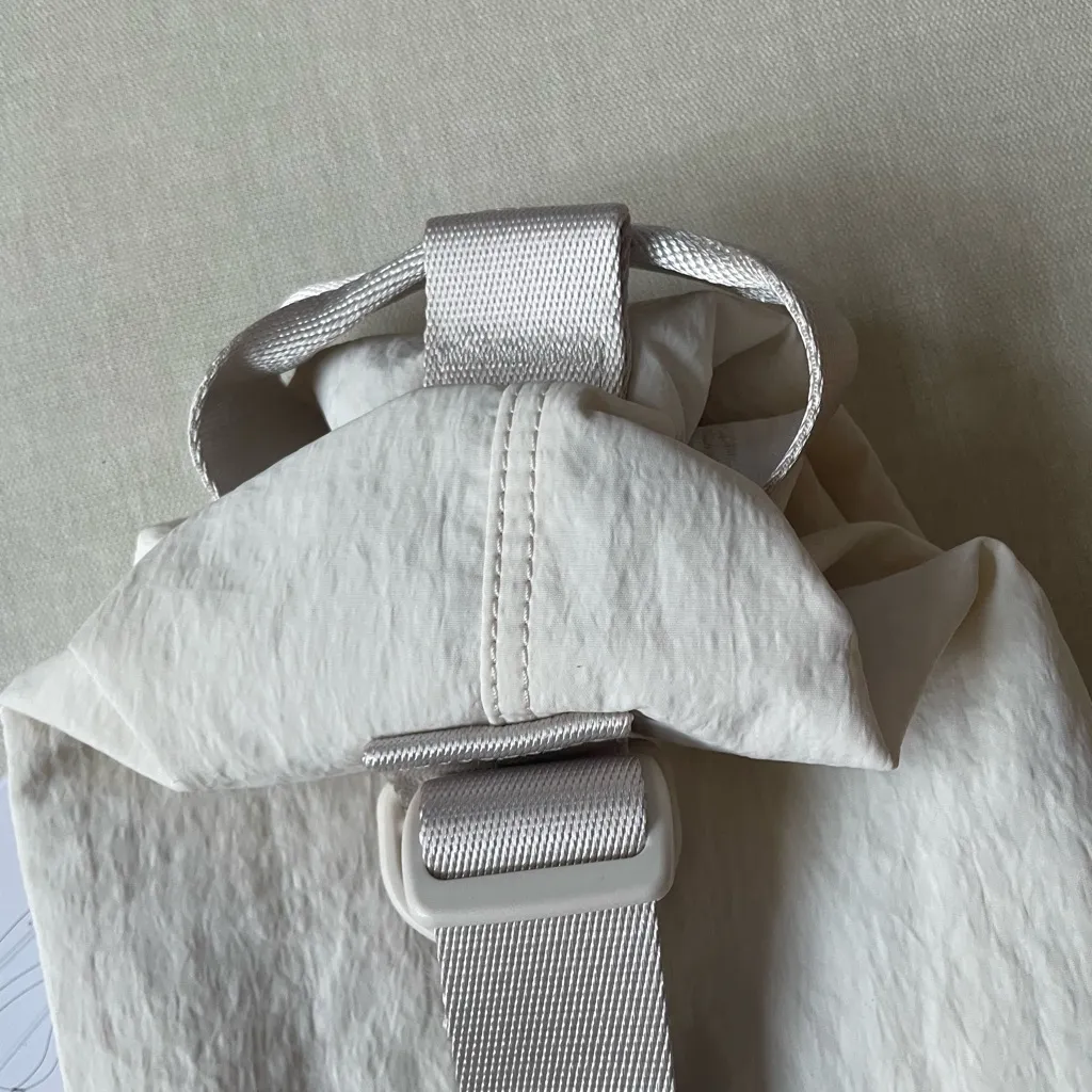 Lululemon Fast Track Bag 2.0 9L - Light Ivory - Image 7