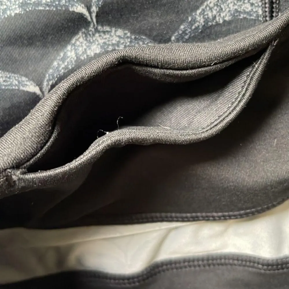 Vineyard Vines Performance Leggings Sz Med GUC #6901 - Image 3