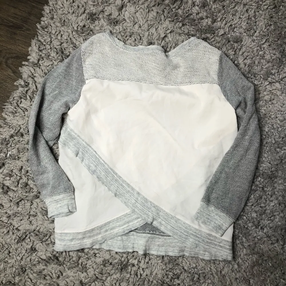 American Eagle tulip back gray sweater size small - Image 4