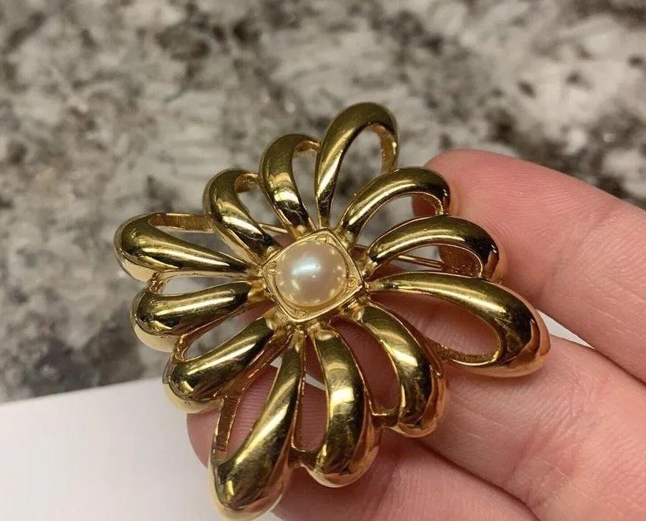 Lot Of 2 Vintage - Modern Brooch Pins Gold Tone Both Signed - Monet / Avon - Image 4