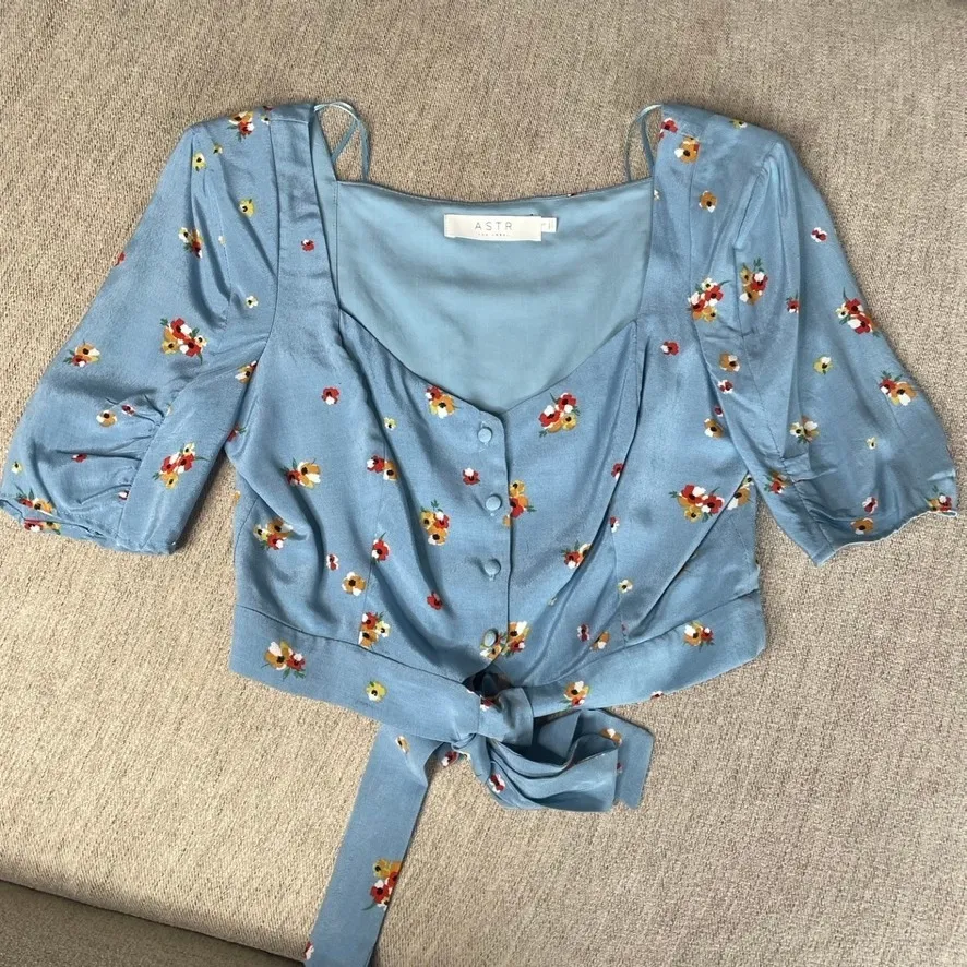 ASTR Faye Cropped Tie Front Blue Floral Button‎ Up Top Small - Image 2