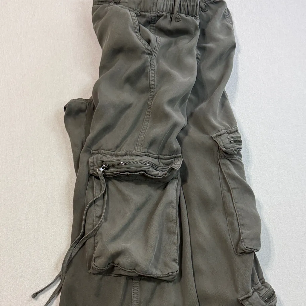 Stylish Women's Cargo Jeans in Green Size M - Image 9