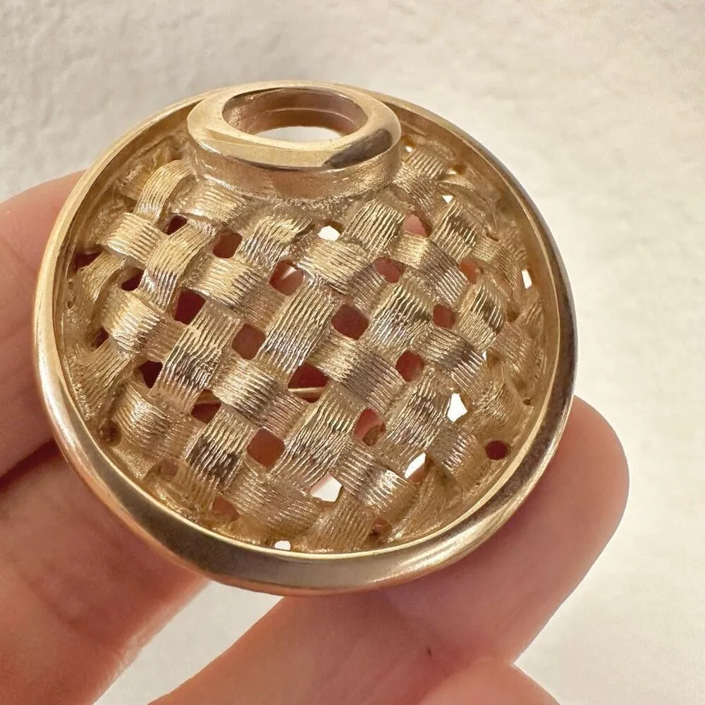 Sarah Coventry weaving ribbon gold tone vintage brooch - Image 8