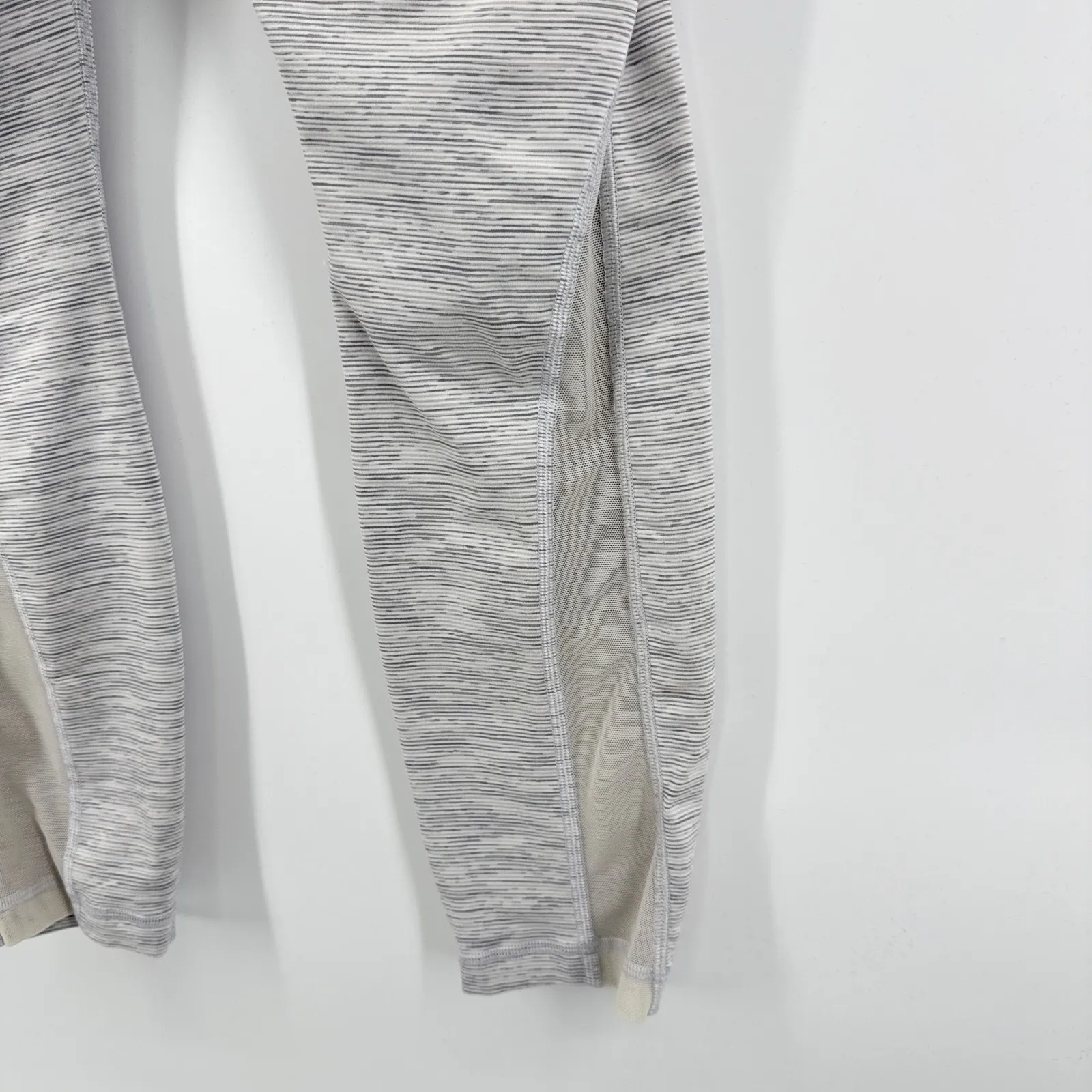 Lululemon Train Times 25" Leggings Size 6 Gray White Striped‎ High Rise Yoga - Image 5