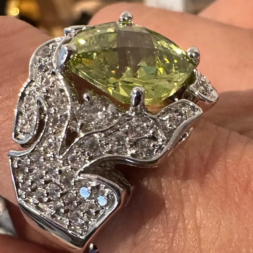 Exquisite Swarovski Peridot & Clear Sterling Silver Overlay Ring Size 7.25 - Image 3