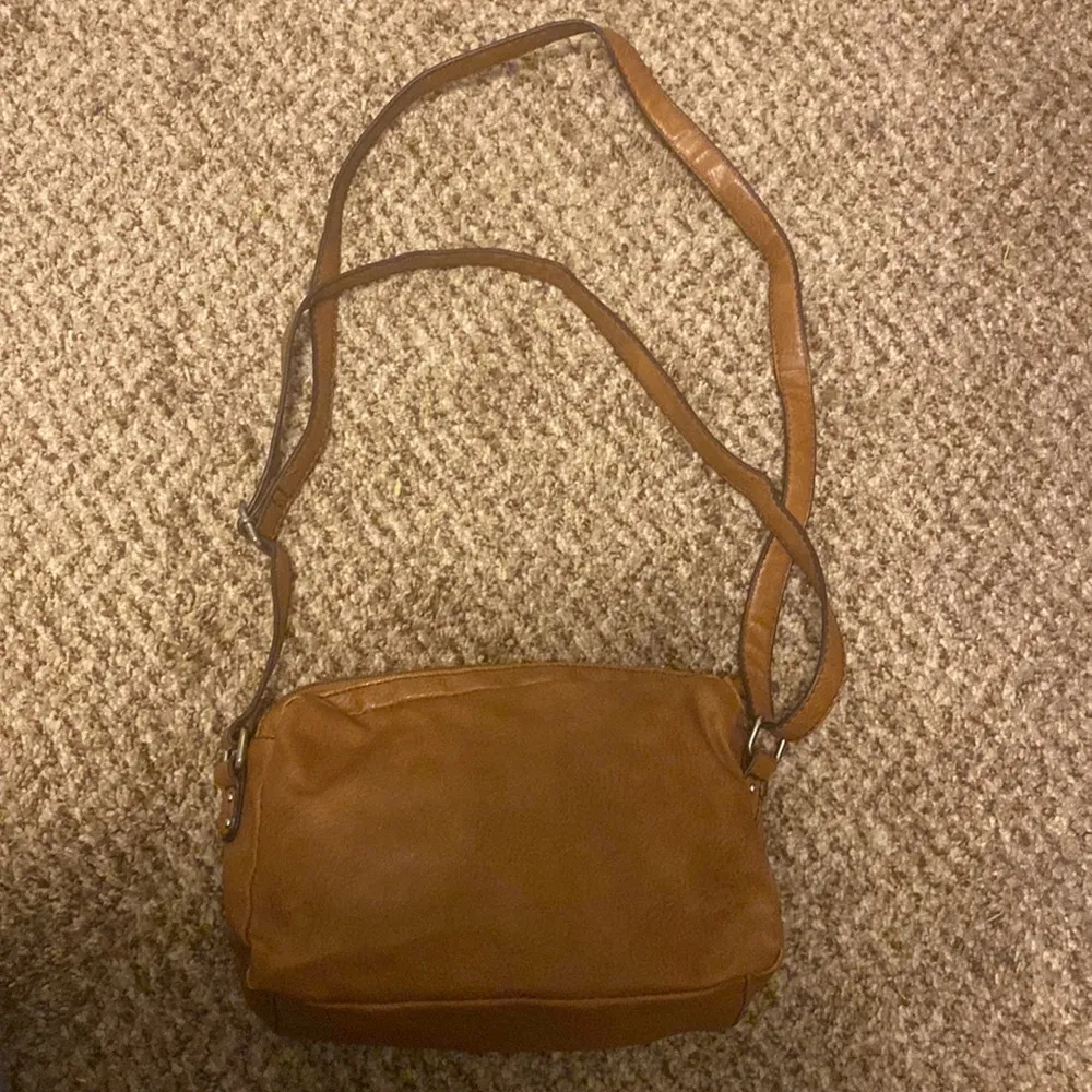 Jacklyn Smith Dark Tan handbag and purse. - Image 4