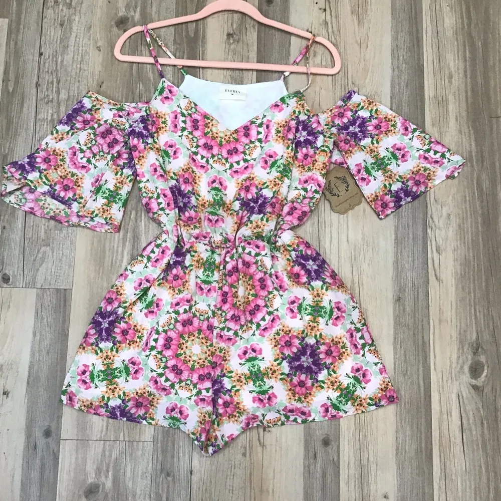 NWT Boutique floral cold shoulder romper size small - Image 5