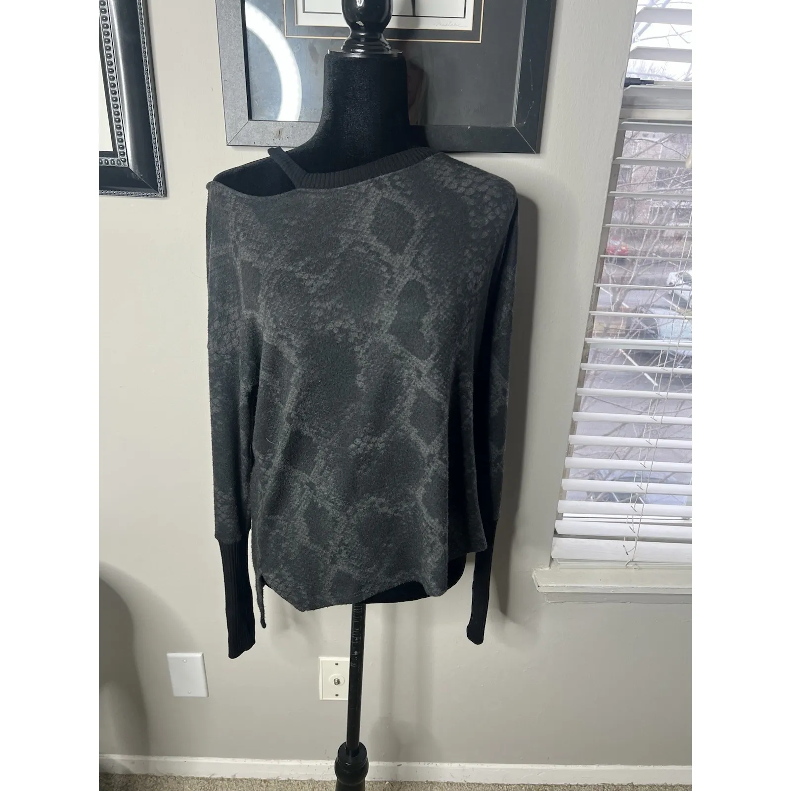 red haute top Snake Pattern Cold Shoulder Small Thumb Holes - Image 8