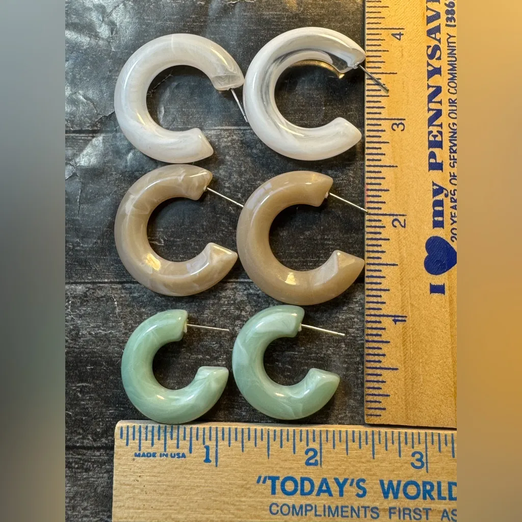 Acrylic Hoop Pierced Earrings Set Of 3 White Green Beige - Image 2