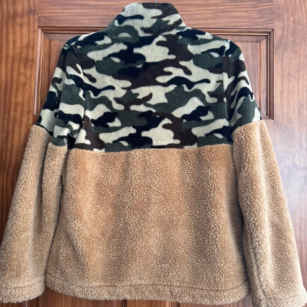 Boutique Quarter Zip PulloverWomen’s Med Camo Tan Sherpa Kangaroo Pocket 1/4 Zip - Image 3