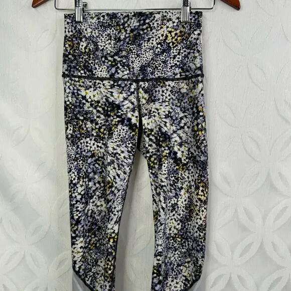 Lululemon‎ Wunder Under Crop  Scallop Full-On Luxtreme 23"
Floral Size 6 - Image 8
