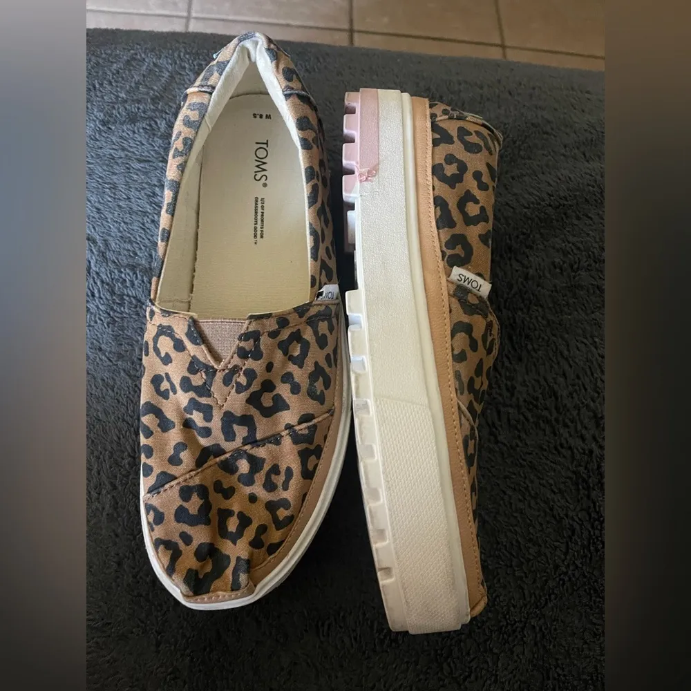 Toms Tan Leopard Print Slip-On Shoes SZ:8.5 - Image 3