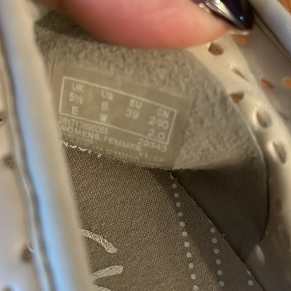 Clarks cloud steppers EUC beige slip on shoes Size 8 - Image 4