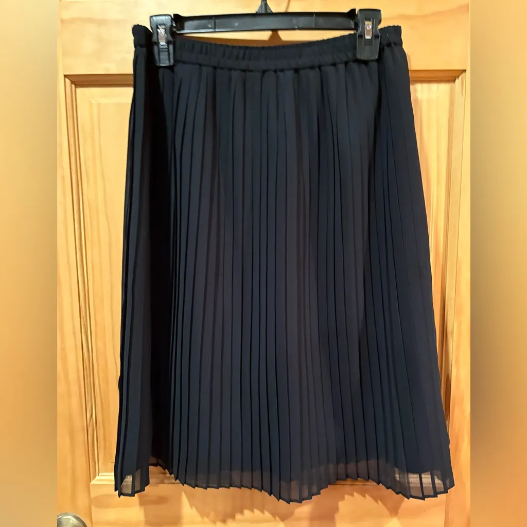 Banana Republic black pleated midi skirt women’s S - Image 2