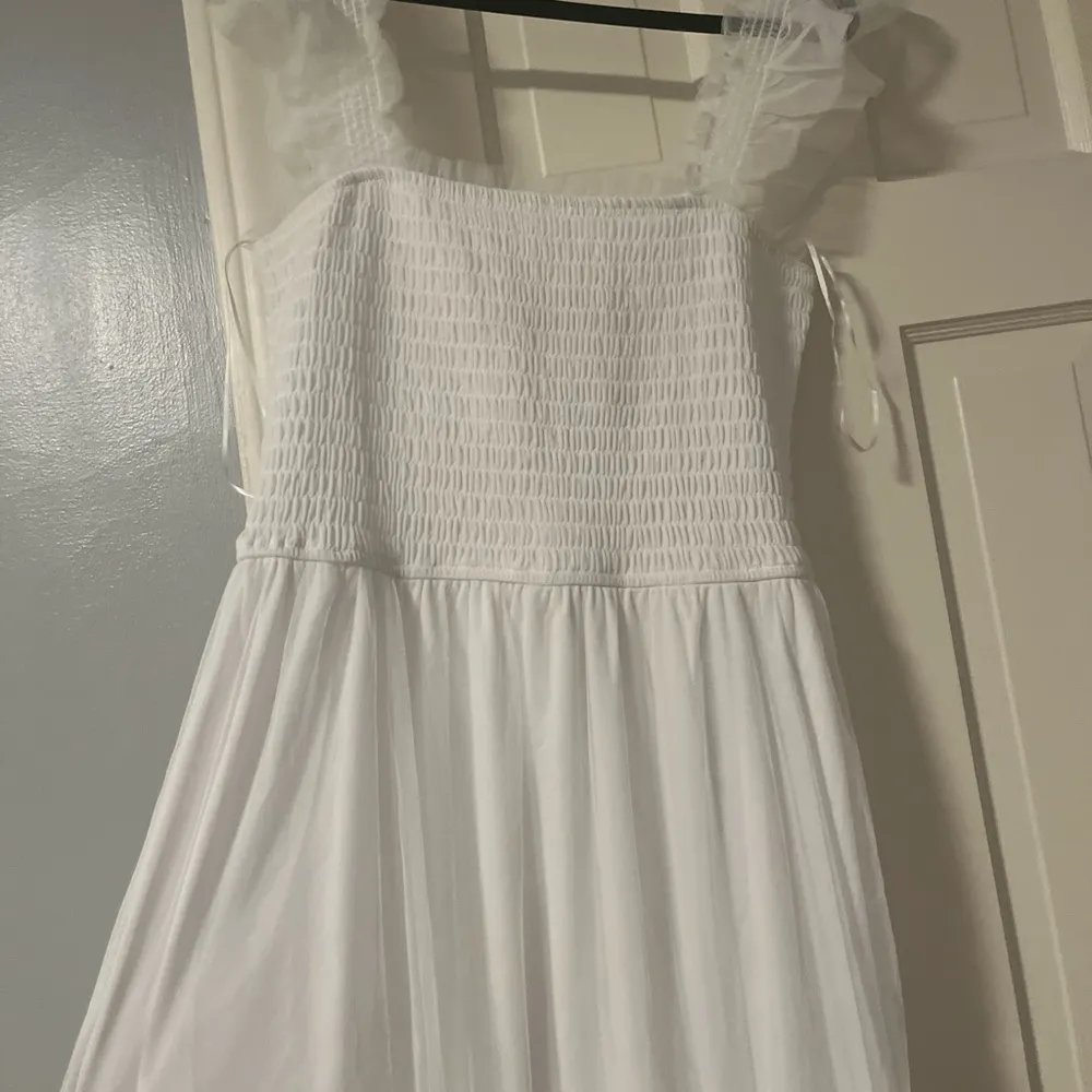 Elegant White Ruffle Dress Size M - Image 4