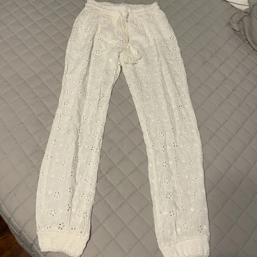 Surf gypsy eyelet lace jogger style white pants - Image 7