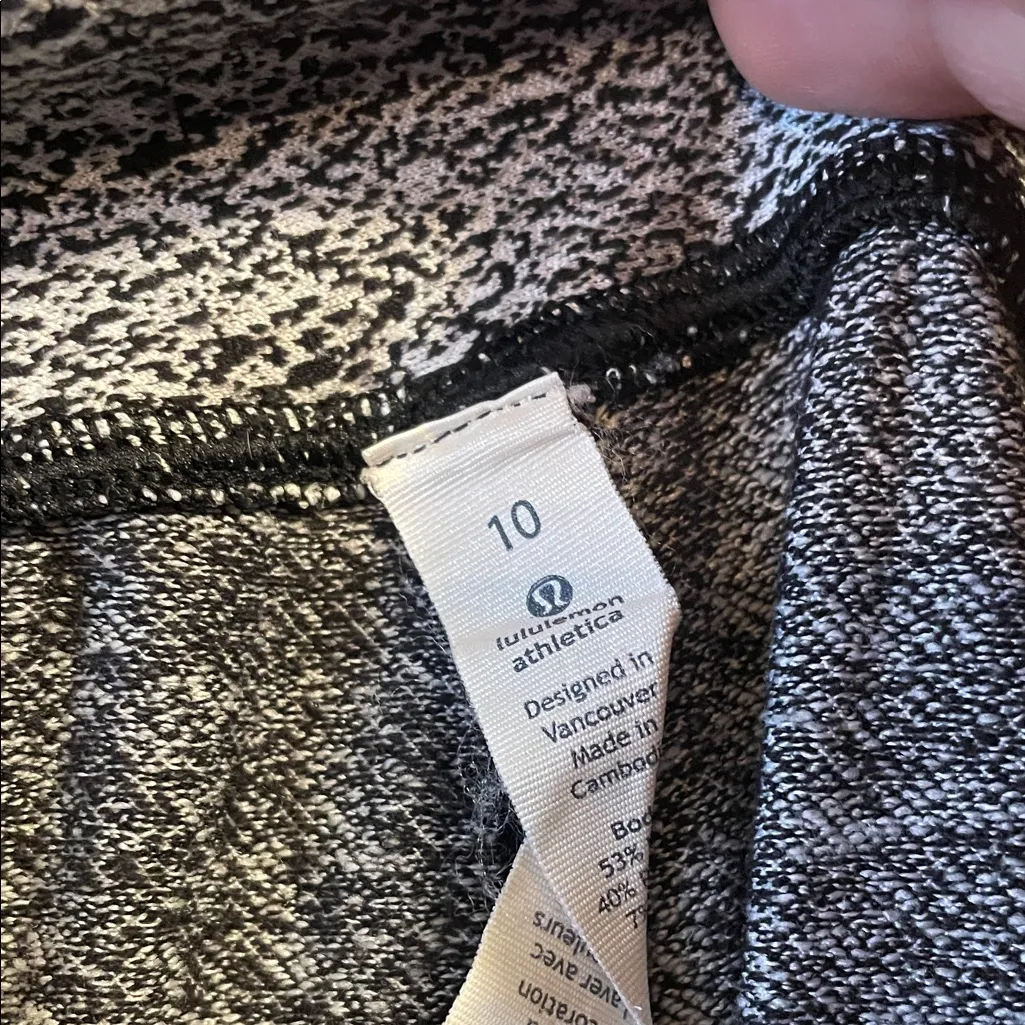 Lululemon Athletica Black and White Textured Fabric - Image 2