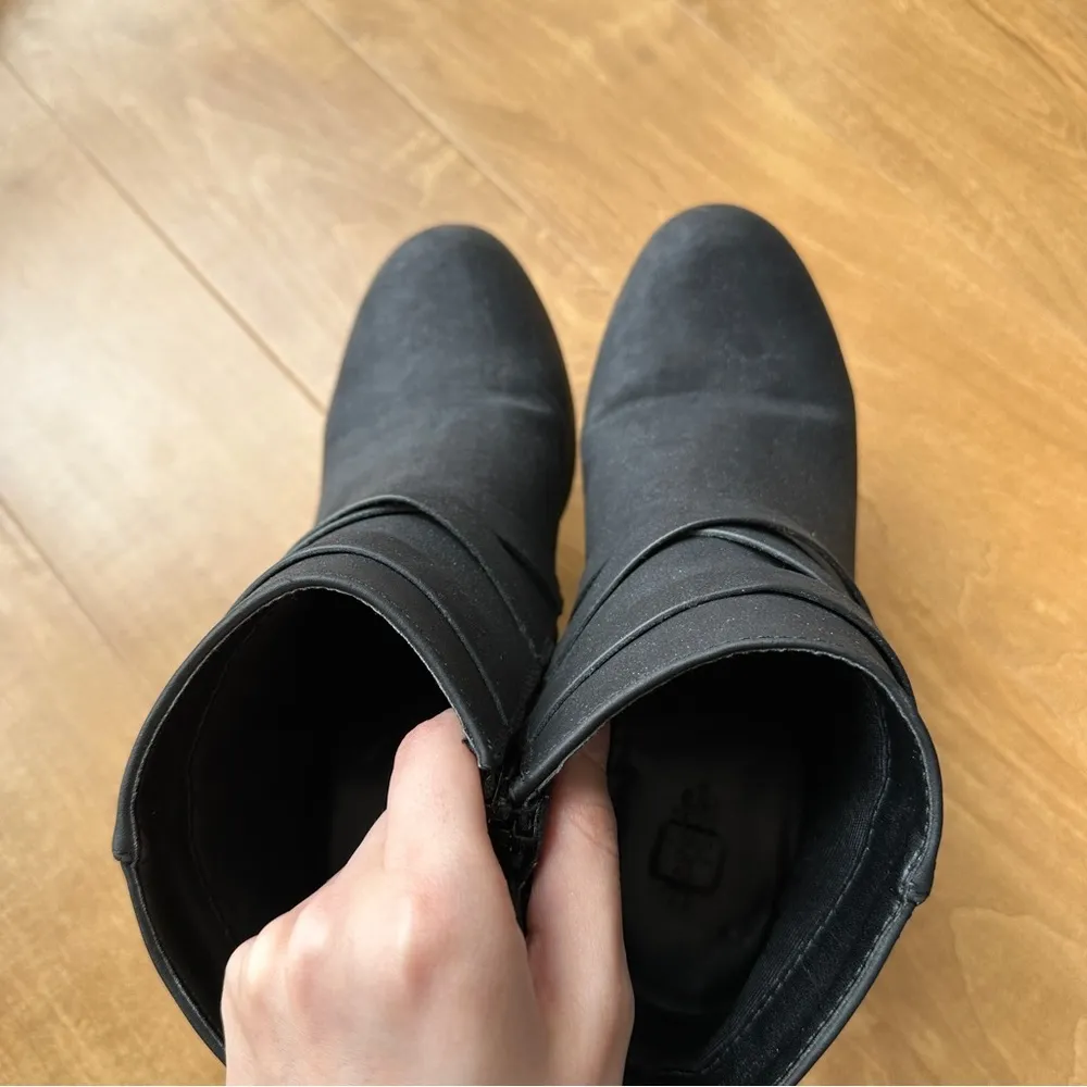 Charlotte Russe Women's Black Suede Strappy Heeled Ankle Boots/Booties, Size 9 - Image 10