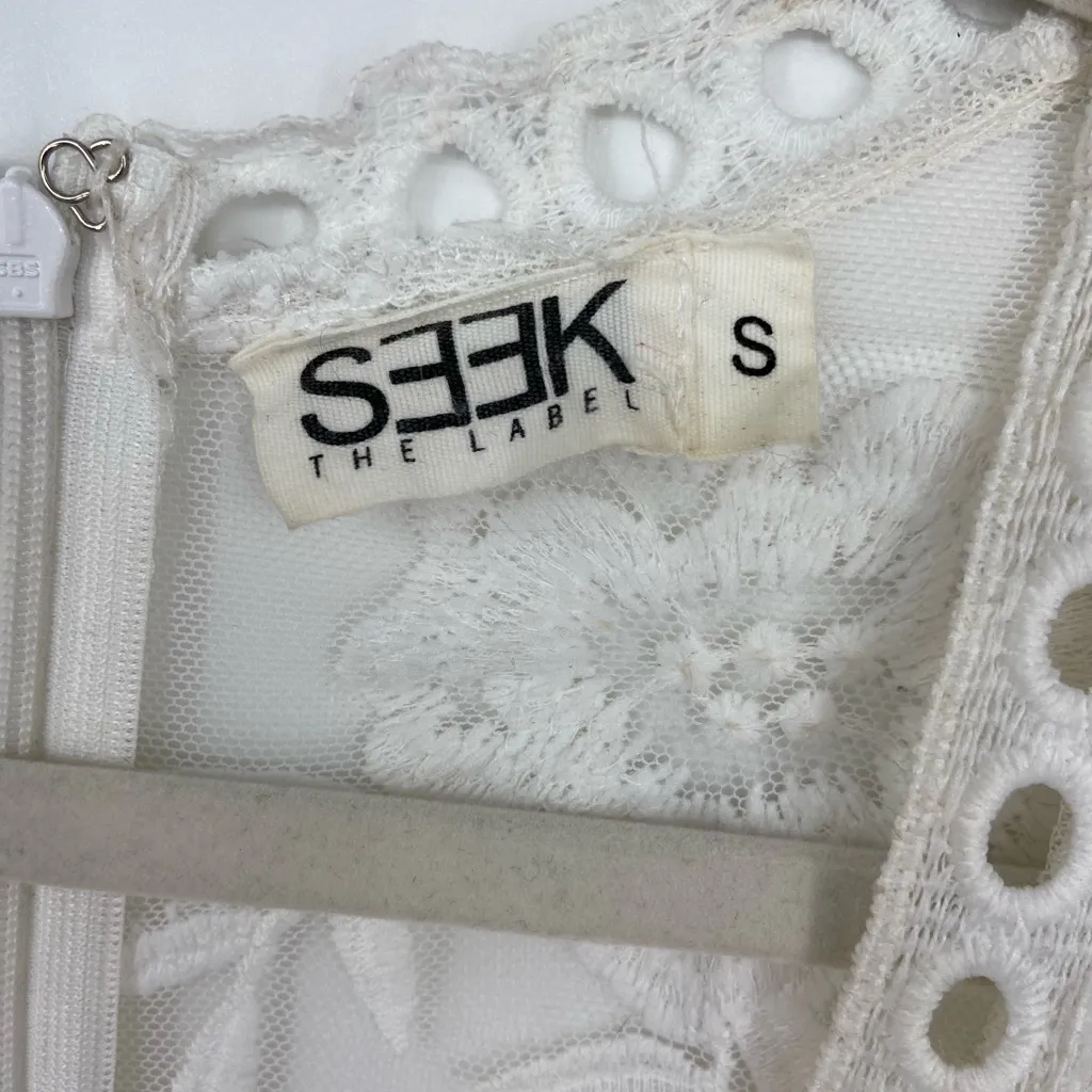 LF Seek The Label,‎ White lace Romper, plunge V neck line size Small - Image 5