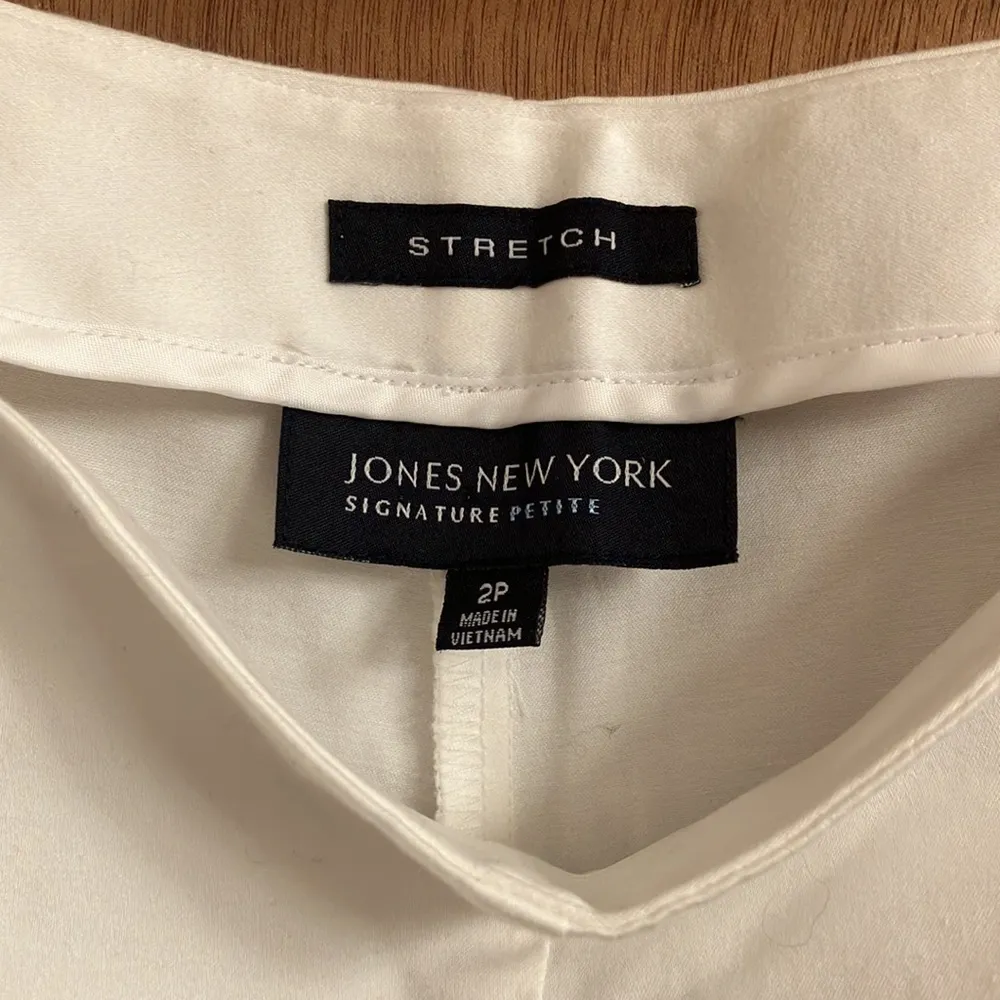 Jones New York signature petite stretch pants with gold details on the bottom - Image 4