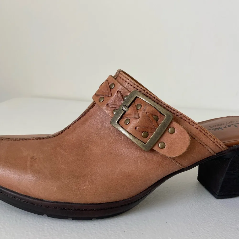 Clarks women’s tan leather mules‎ — size 11 - Image 5