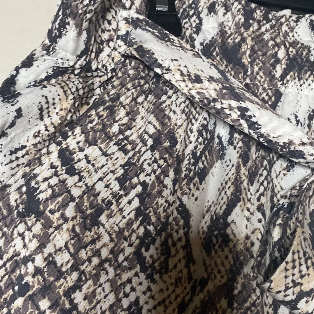 NWT Snake Print Wide Leg Lightweight Mid Rise Cropped Pants Women’s Size XL - Image 3