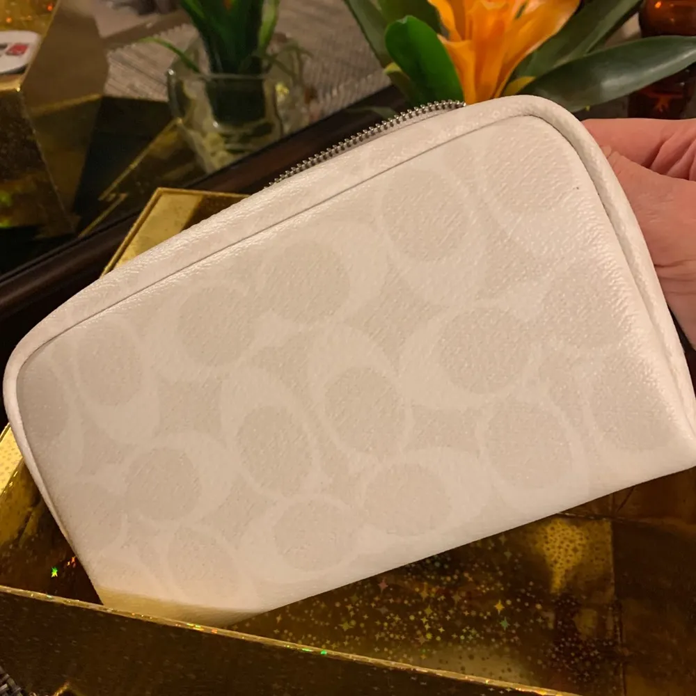 Limited EDITION 😞Authentic COACH Leather Train cosmetic cs/Keychain - Image 12