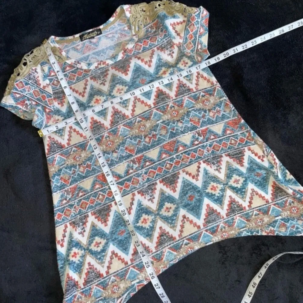 Absolutely famous Short Sleeve Knit Top Sharkbite Hem Medallion Lace Trim medium - Image 6