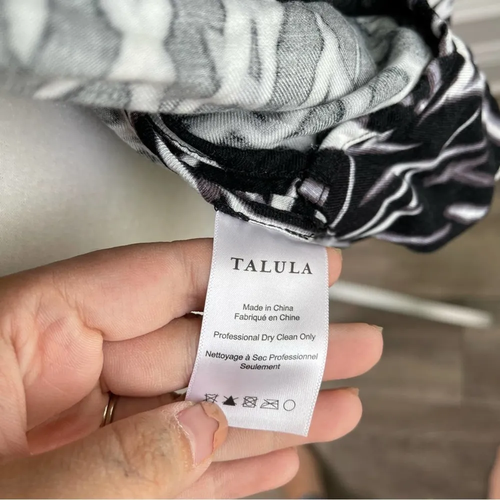 Aritzia Talula open‎ front abstract light jacket size 8 - Image 4