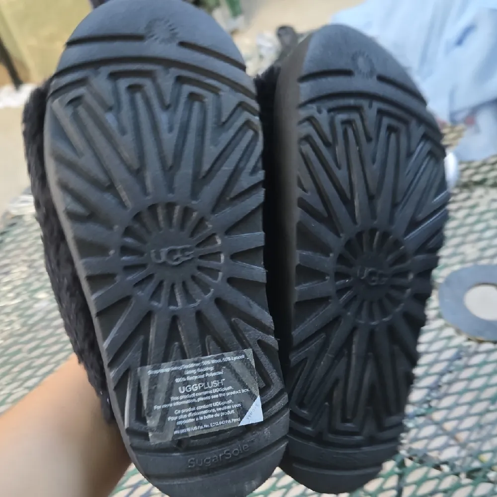 UGG Black Cozy Slippers with Plush Shearling - Image 4