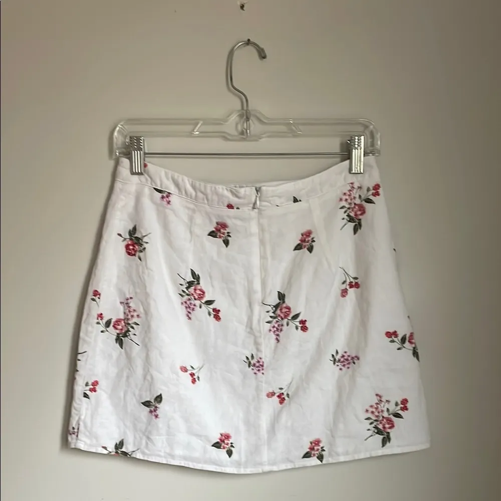 White and Pink Floral Mini A-Line Skirt for Casual Wear with Small Slit - Image 2